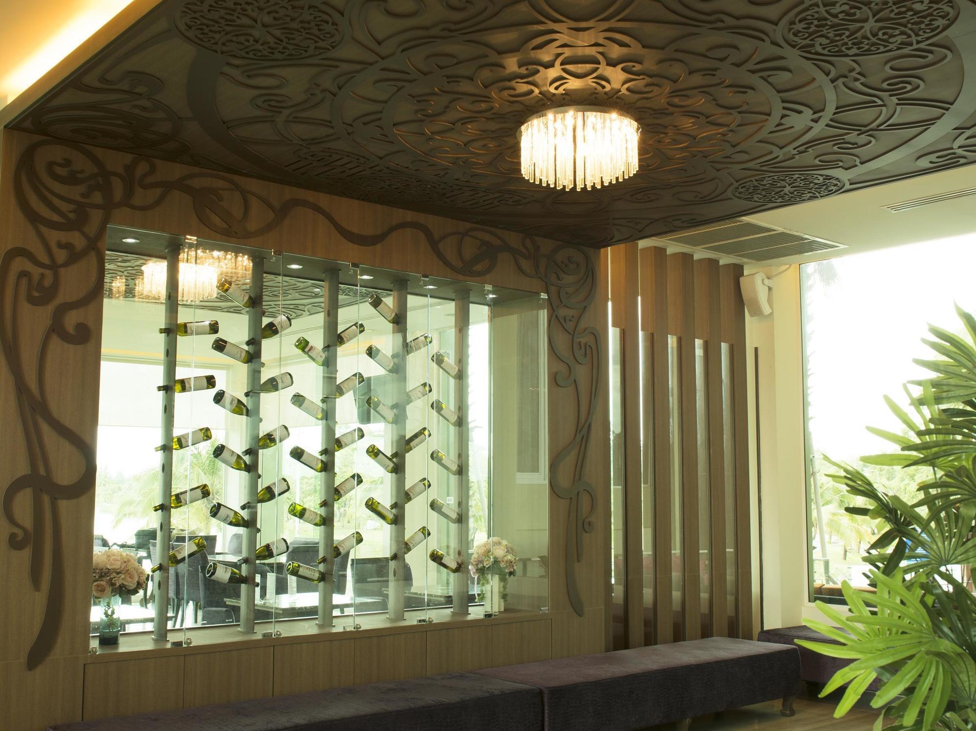Nakhonratchasima The Beverly Hills Hotel מראה חיצוני תמונה