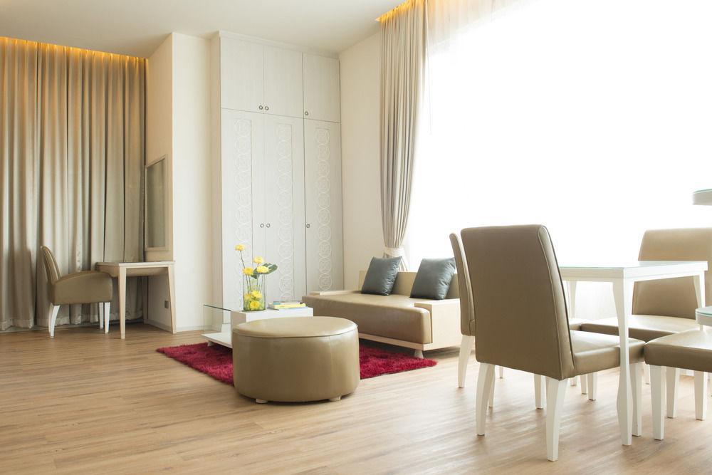 Nakhonratchasima The Beverly Hills Hotel מראה חיצוני תמונה