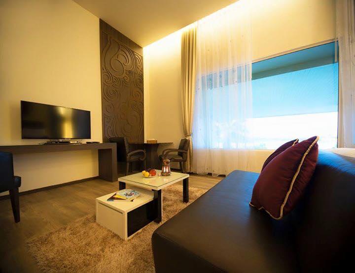 Nakhonratchasima The Beverly Hills Hotel מראה חיצוני תמונה