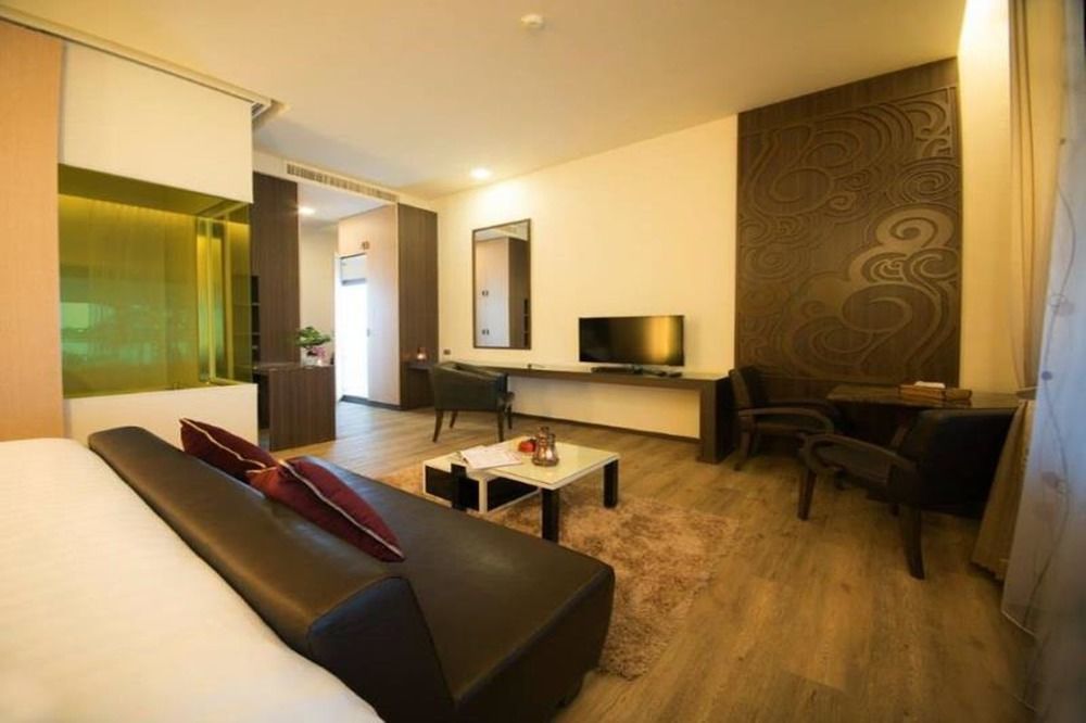 Nakhonratchasima The Beverly Hills Hotel מראה חיצוני תמונה
