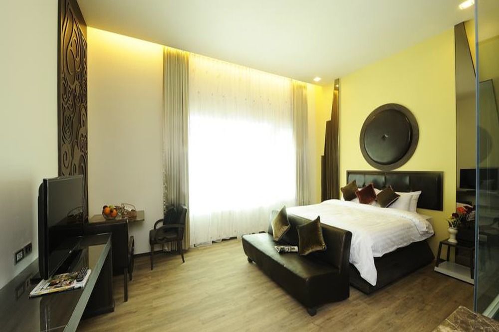 Nakhonratchasima The Beverly Hills Hotel מראה חיצוני תמונה