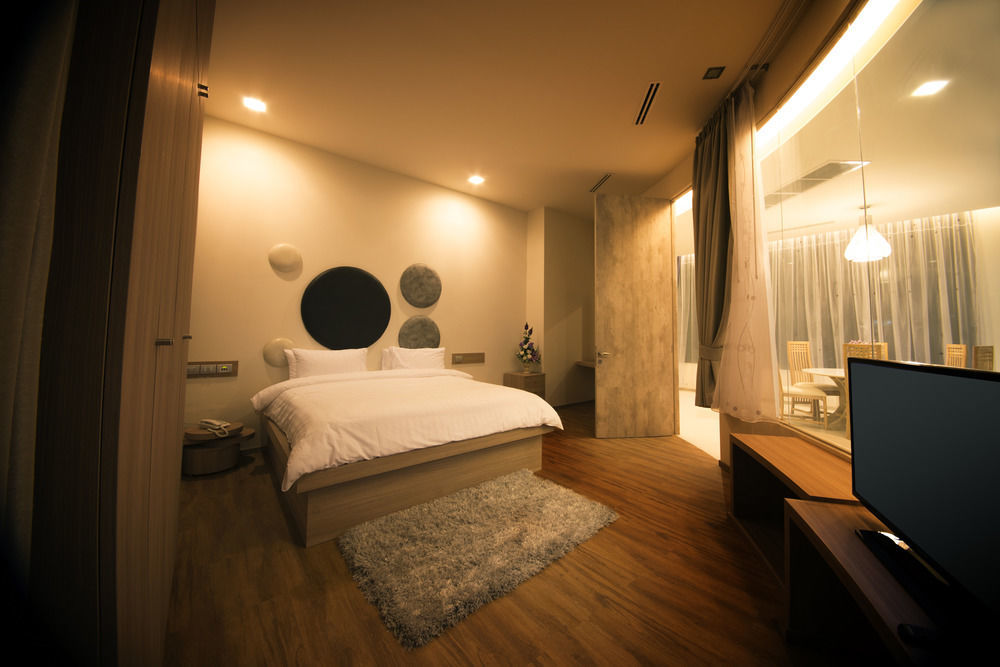 Nakhonratchasima The Beverly Hills Hotel מראה חיצוני תמונה