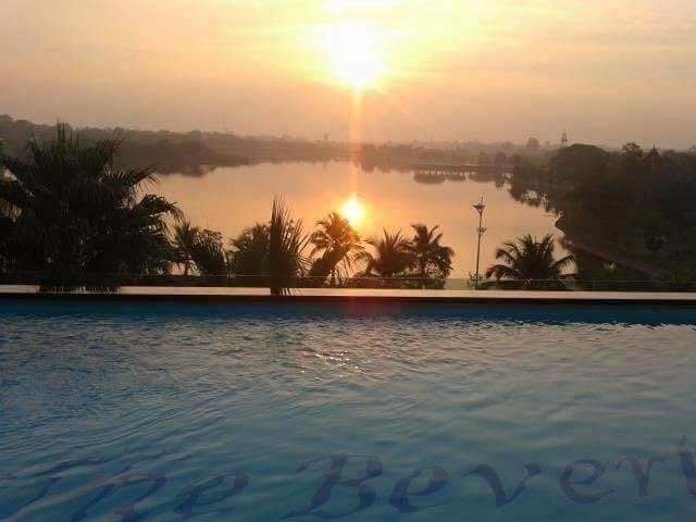 Nakhonratchasima The Beverly Hills Hotel מראה חיצוני תמונה