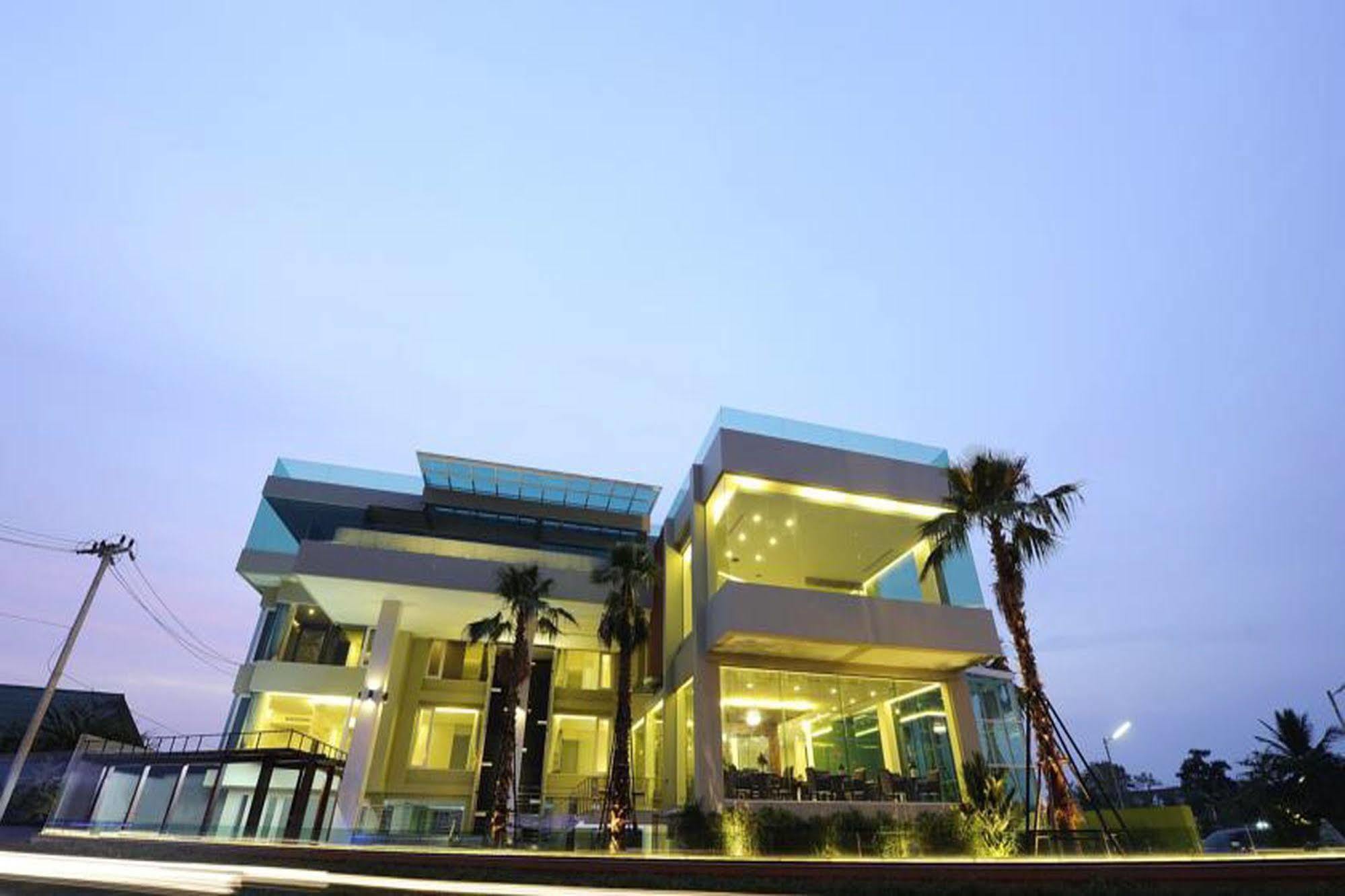 Nakhonratchasima The Beverly Hills Hotel מראה חיצוני תמונה