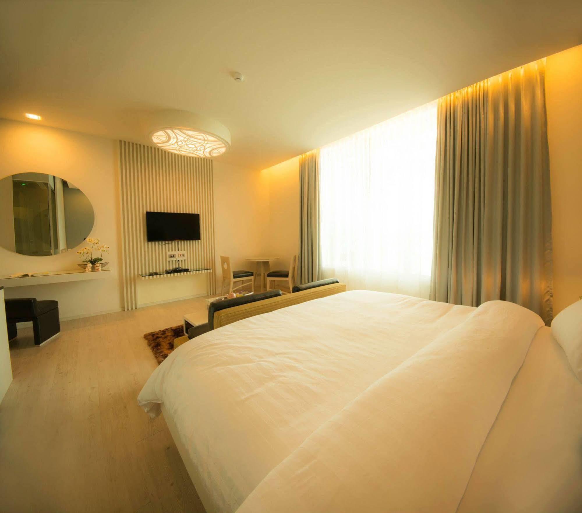 Nakhonratchasima The Beverly Hills Hotel מראה חיצוני תמונה