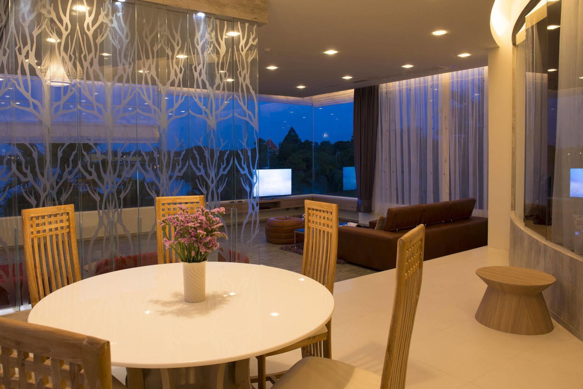 Nakhonratchasima The Beverly Hills Hotel מראה חיצוני תמונה