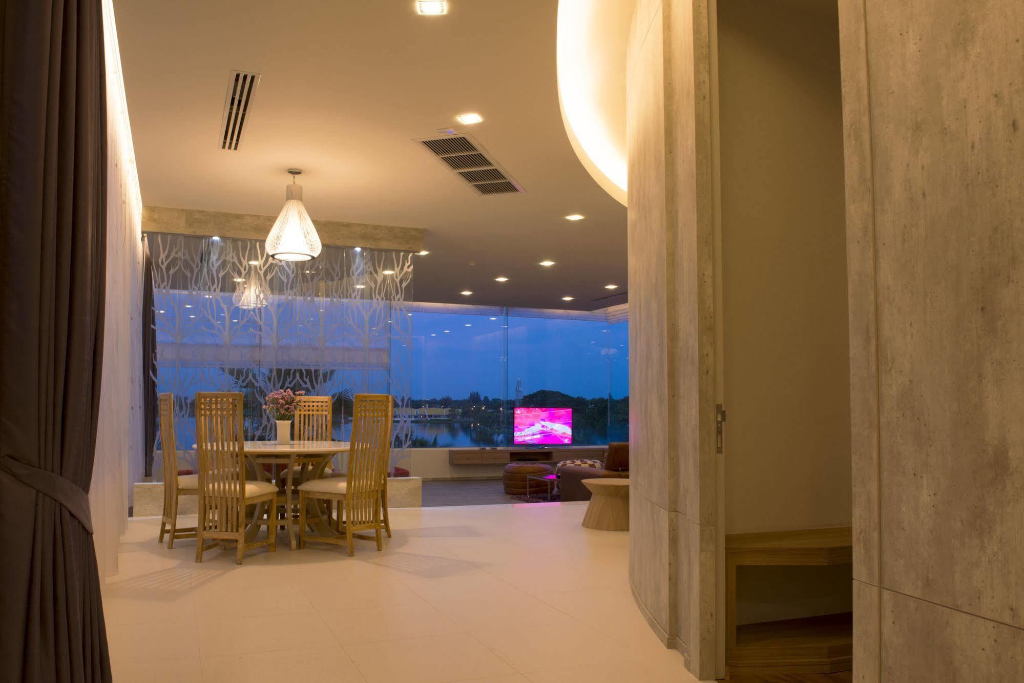 Nakhonratchasima The Beverly Hills Hotel מראה חיצוני תמונה