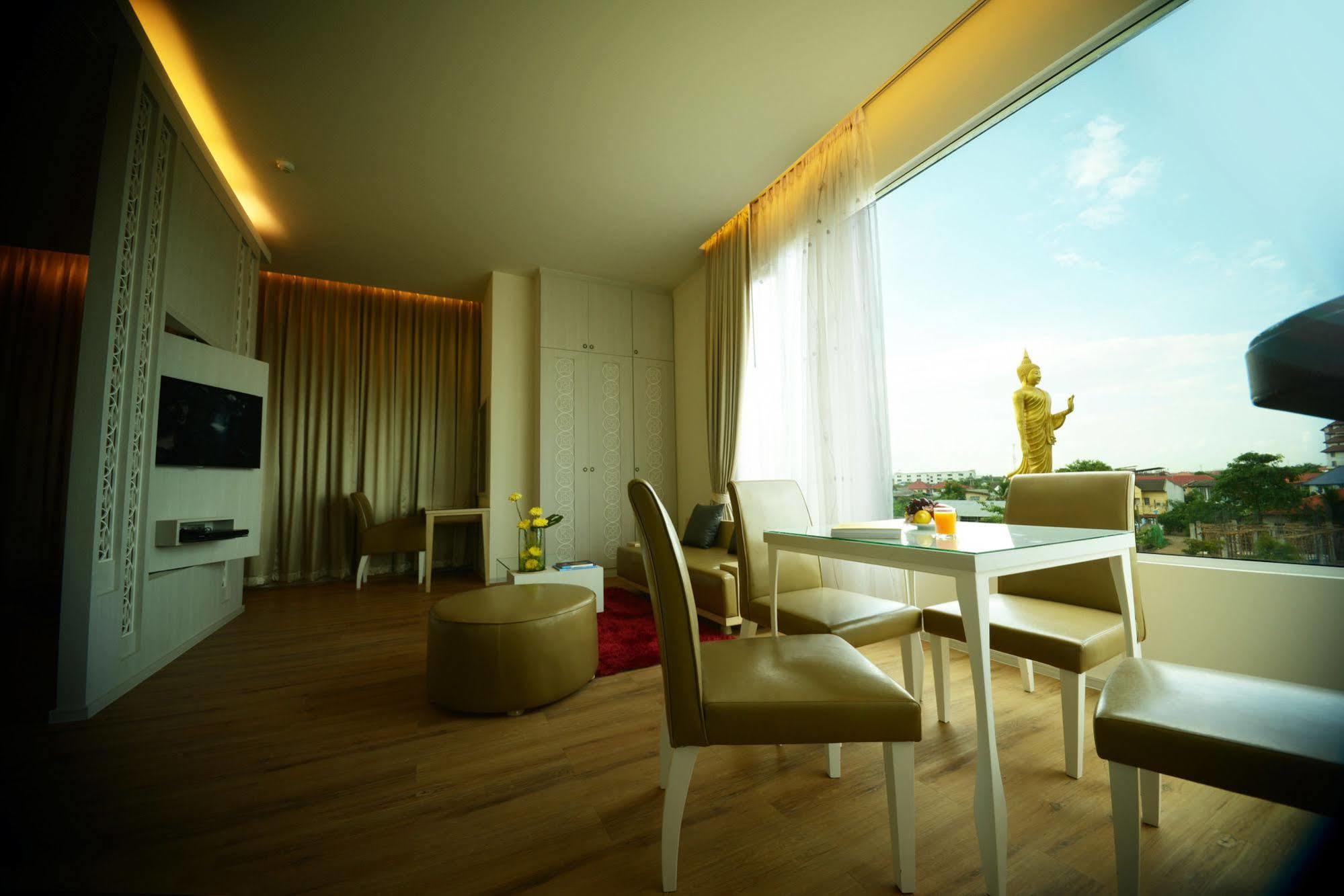 Nakhonratchasima The Beverly Hills Hotel מראה חיצוני תמונה
