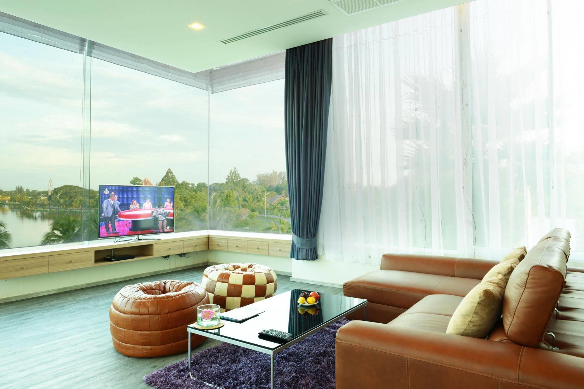 Nakhonratchasima The Beverly Hills Hotel מראה חיצוני תמונה