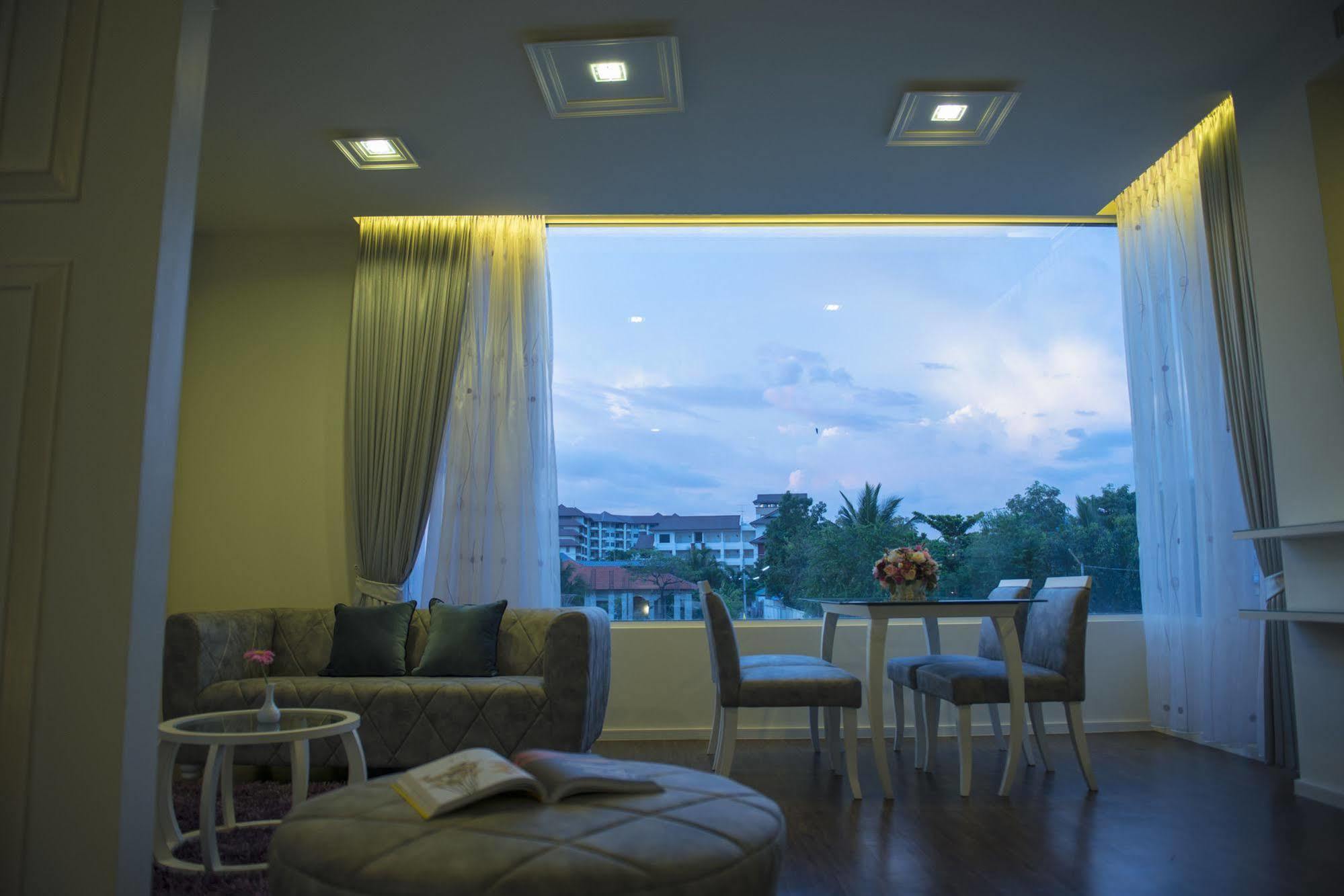 Nakhonratchasima The Beverly Hills Hotel מראה חיצוני תמונה