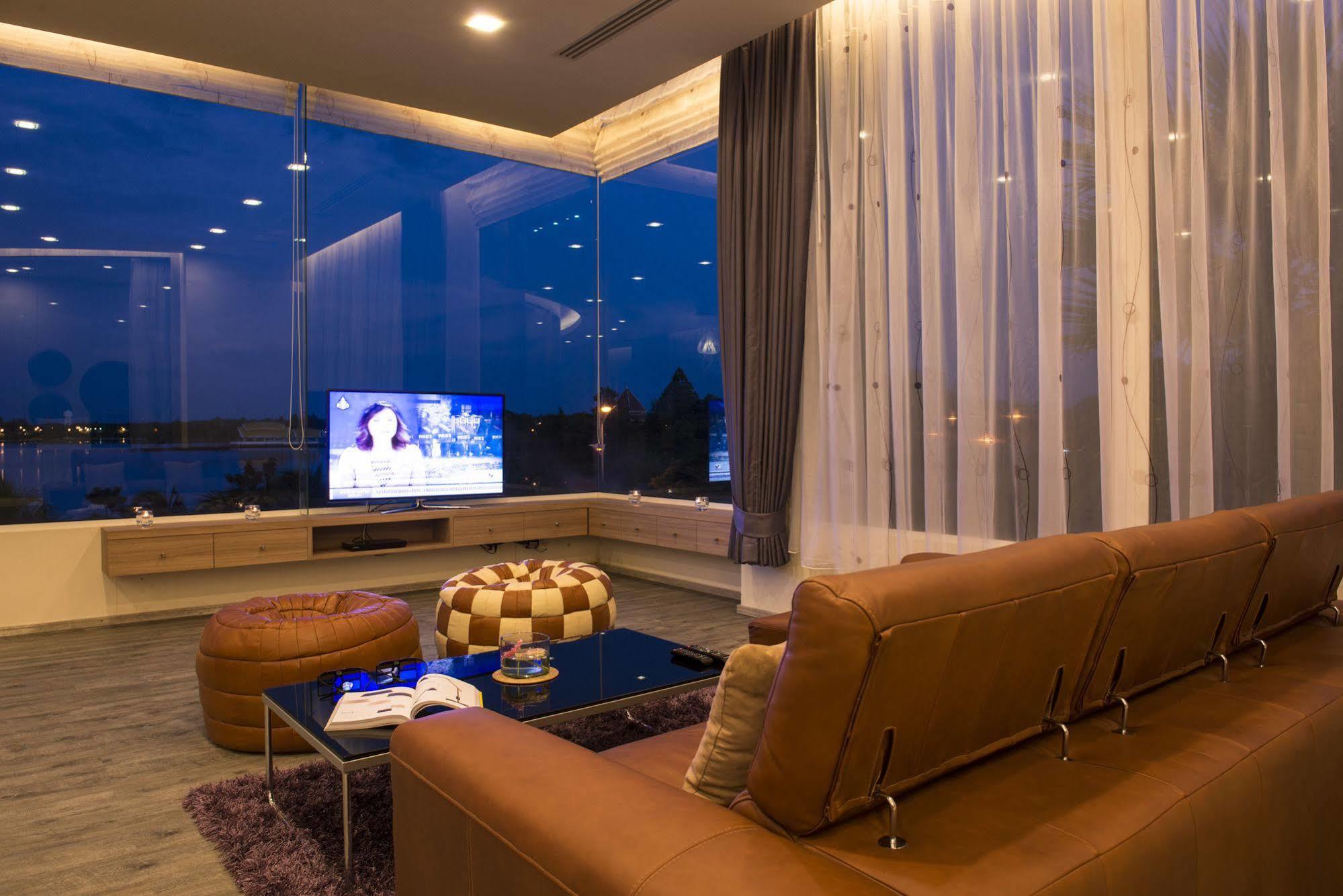 Nakhonratchasima The Beverly Hills Hotel מראה חיצוני תמונה