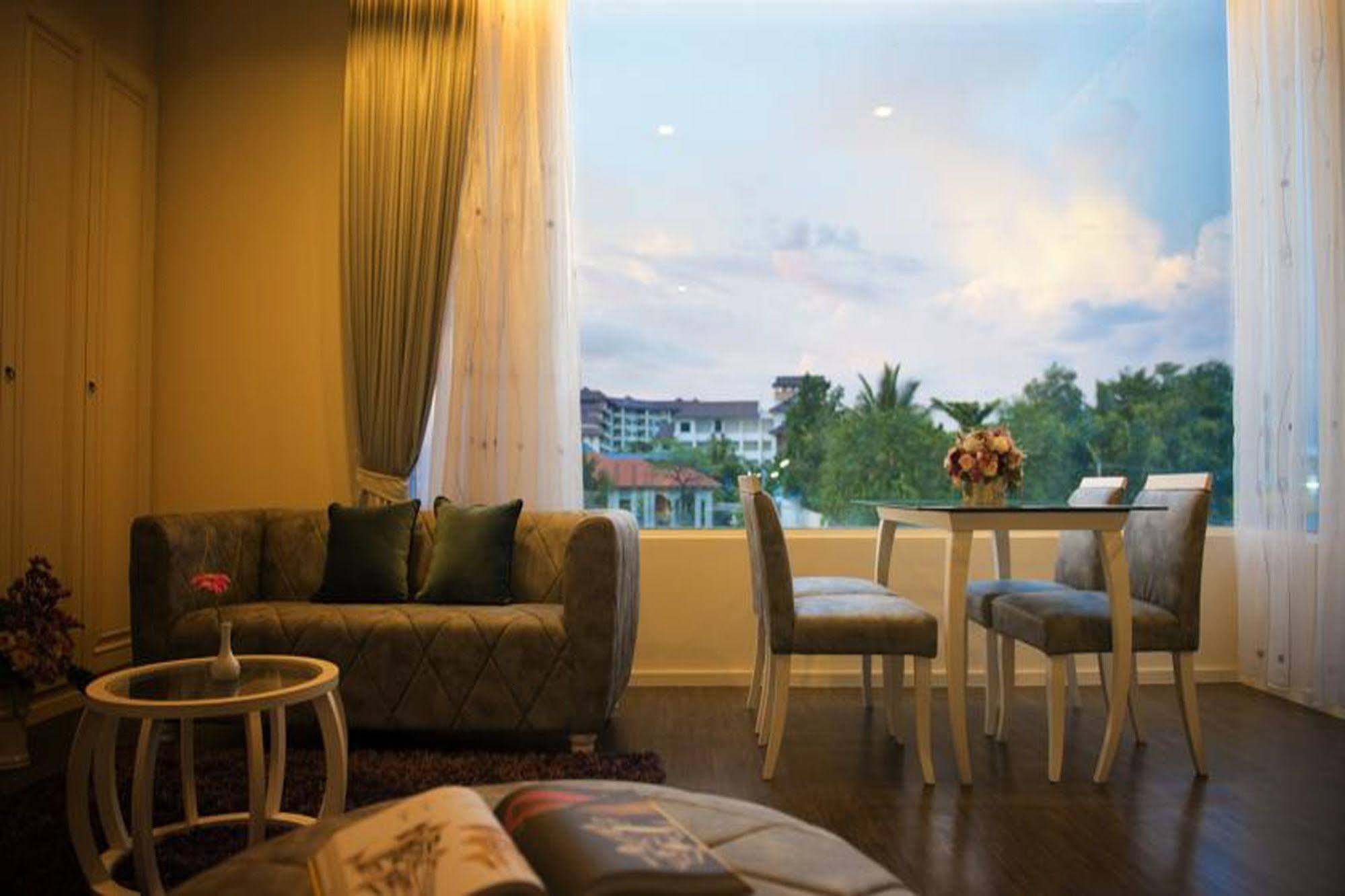 Nakhonratchasima The Beverly Hills Hotel מראה חיצוני תמונה