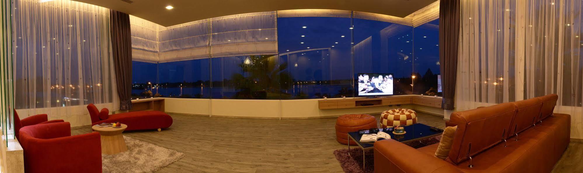 Nakhonratchasima The Beverly Hills Hotel מראה חיצוני תמונה