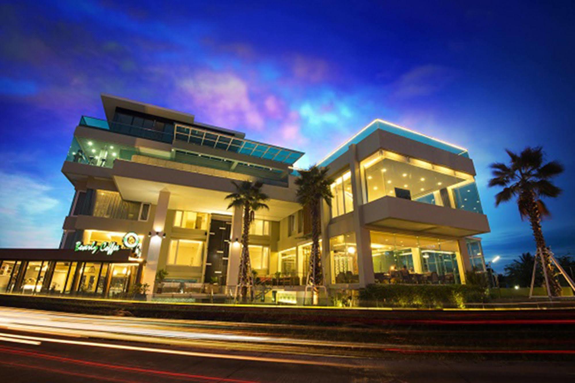 Nakhonratchasima The Beverly Hills Hotel מראה חיצוני תמונה