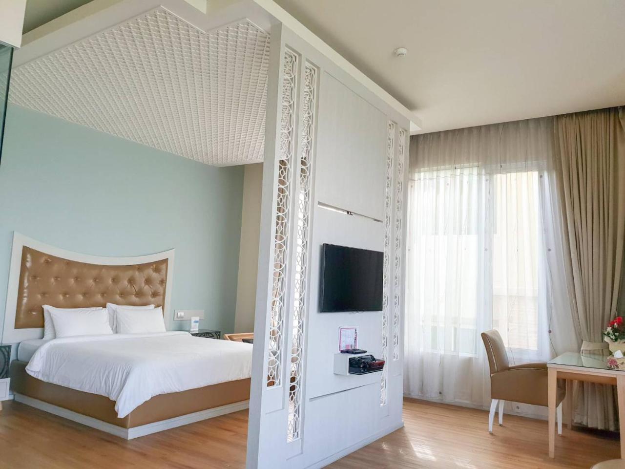Nakhonratchasima The Beverly Hills Hotel מראה חיצוני תמונה