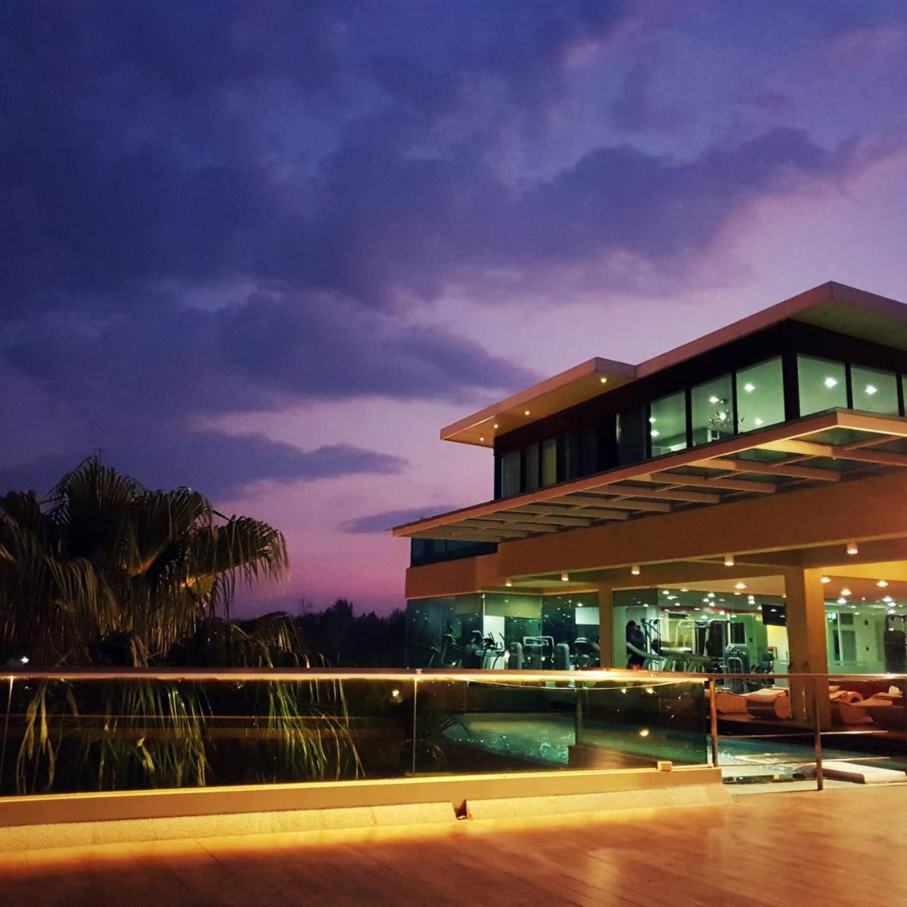 Nakhonratchasima The Beverly Hills Hotel מראה חיצוני תמונה