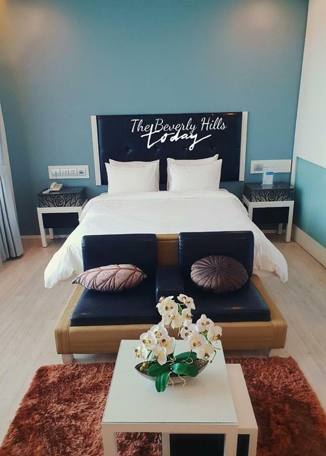Nakhonratchasima The Beverly Hills Hotel מראה חיצוני תמונה