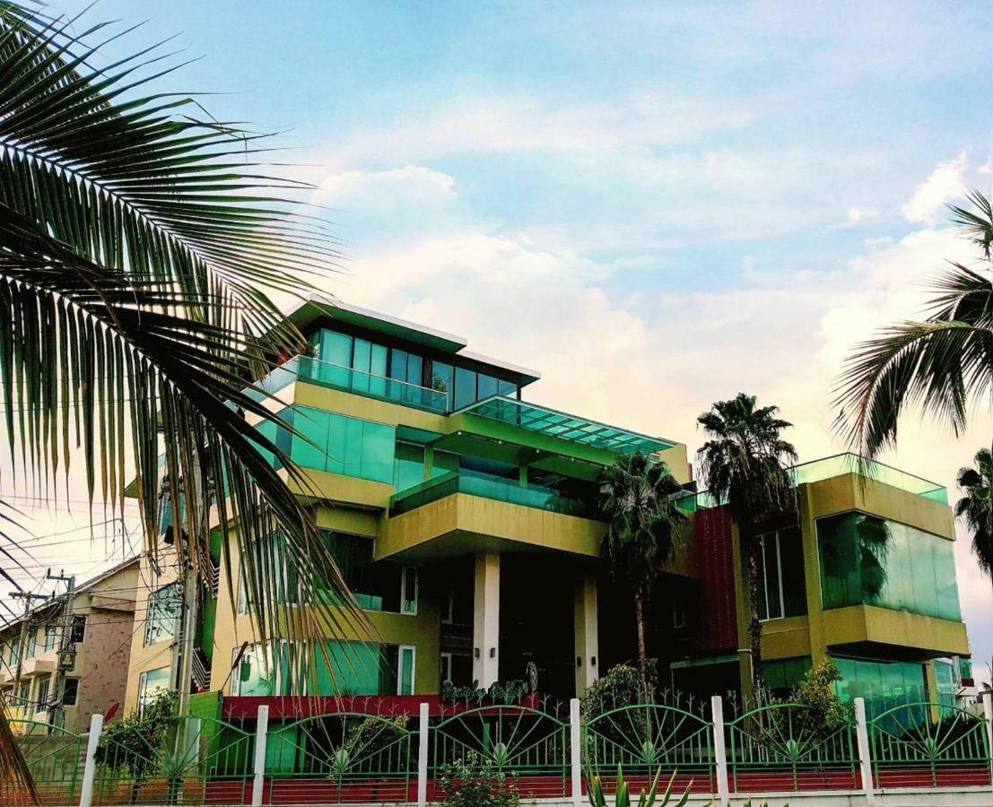 Nakhonratchasima The Beverly Hills Hotel מראה חיצוני תמונה